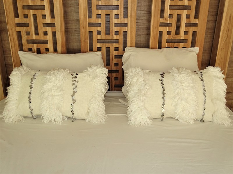 Cotton cushions and pompons #Paire de coussins blanc MARIAGE sequins REF 2SEQB