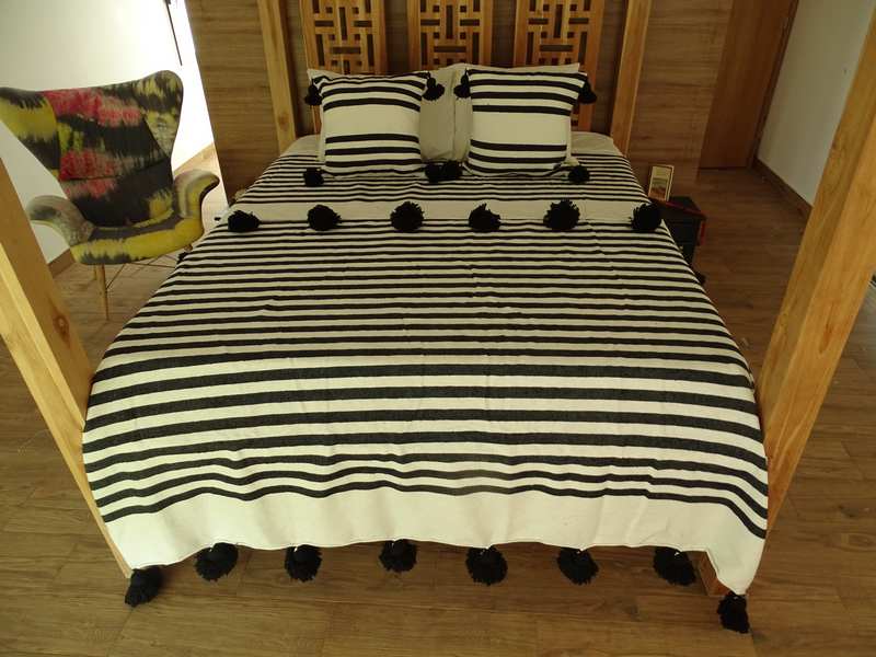  Plaid bedspread with pompons  REF L1