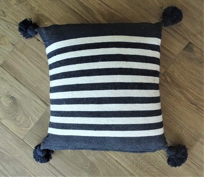  Coussins coton et pompons #Cushion  with pompons  REF WC 1